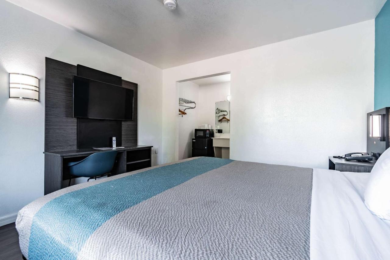 Motel 6 Tampa Near Fairgrounds - Casino โอเรียนท์พาร์ก ภายนอก รูปภาพ