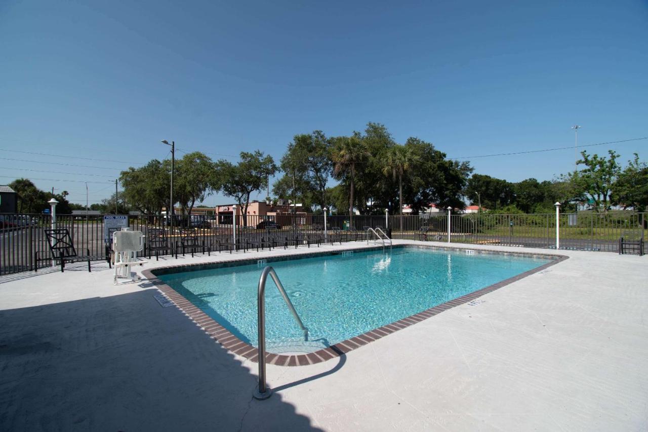 Motel 6 Tampa Near Fairgrounds - Casino โอเรียนท์พาร์ก ภายนอก รูปภาพ