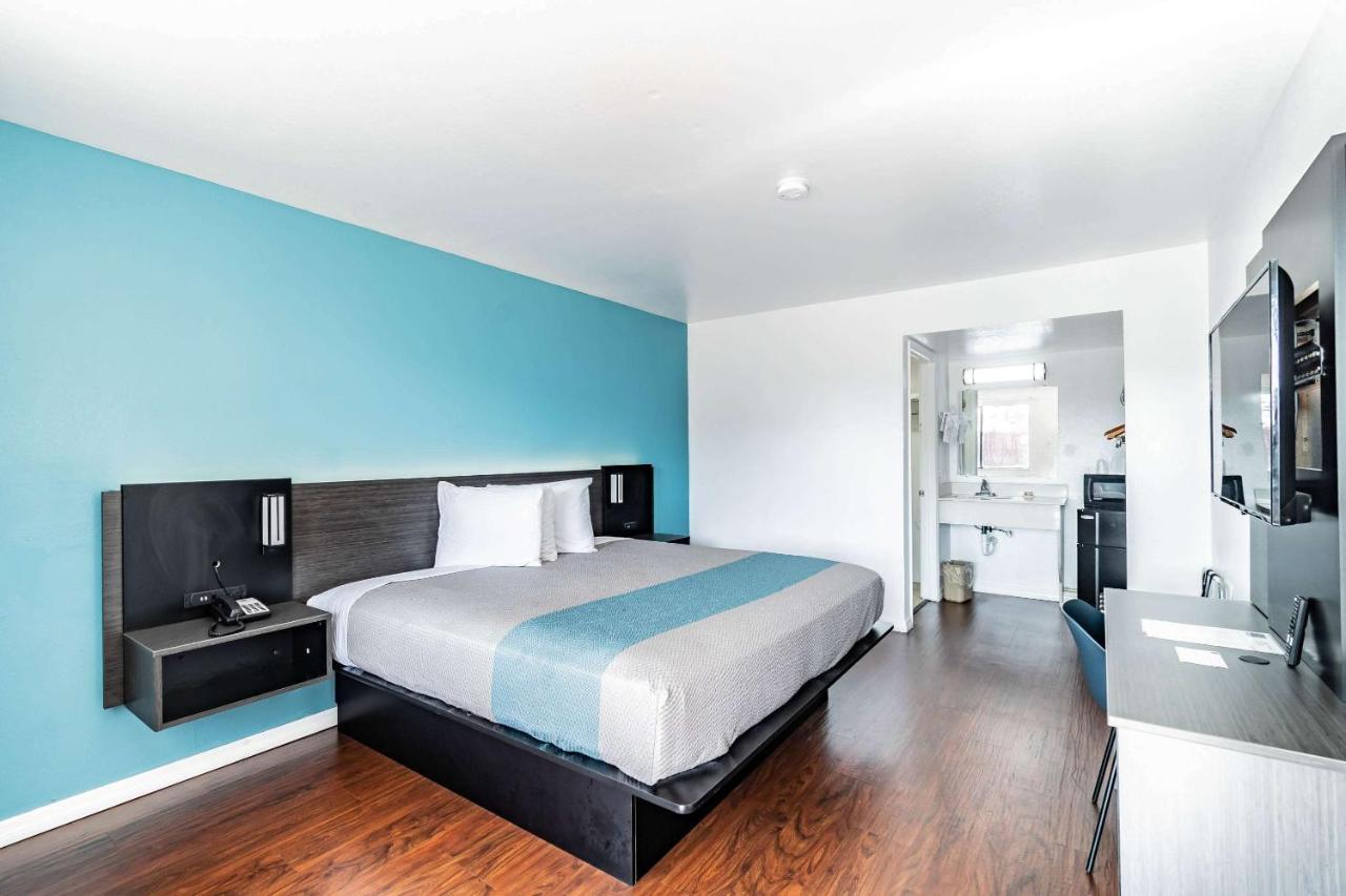 Motel 6 Tampa Near Fairgrounds - Casino โอเรียนท์พาร์ก ภายนอก รูปภาพ
