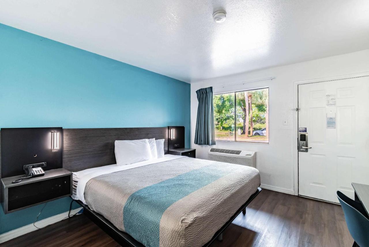 Motel 6 Tampa Near Fairgrounds - Casino โอเรียนท์พาร์ก ภายนอก รูปภาพ