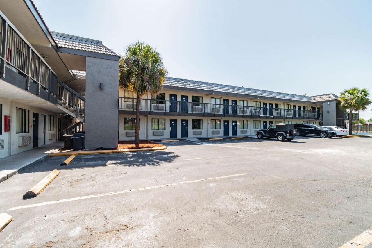 Motel 6 Tampa Near Fairgrounds - Casino โอเรียนท์พาร์ก ภายนอก รูปภาพ
