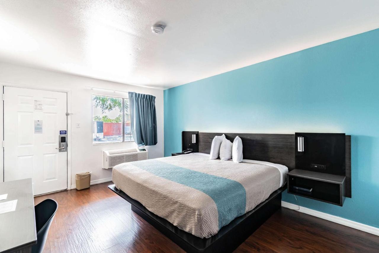 Motel 6 Tampa Near Fairgrounds - Casino โอเรียนท์พาร์ก ภายนอก รูปภาพ