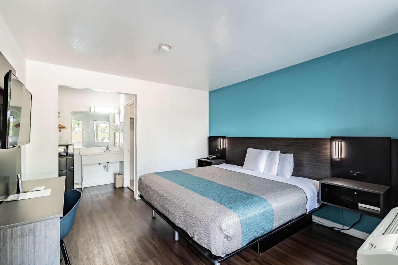 Motel 6 Tampa Near Fairgrounds - Casino โอเรียนท์พาร์ก ภายนอก รูปภาพ