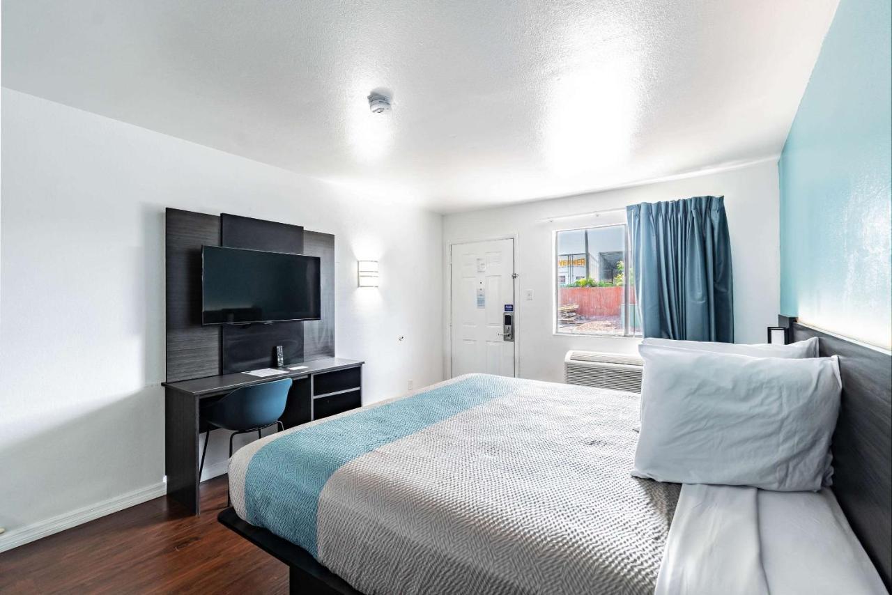 Motel 6 Tampa Near Fairgrounds - Casino โอเรียนท์พาร์ก ภายนอก รูปภาพ