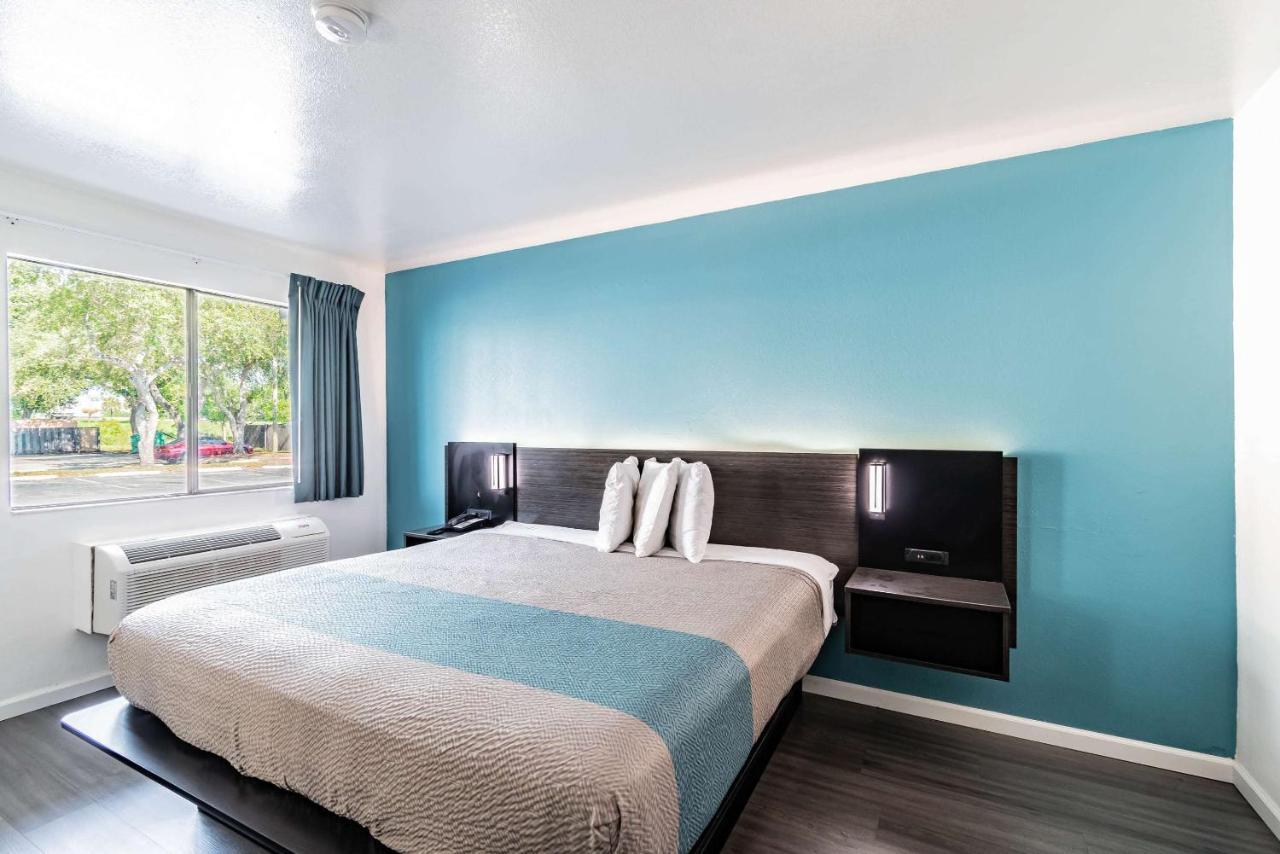 Motel 6 Tampa Near Fairgrounds - Casino โอเรียนท์พาร์ก ภายนอก รูปภาพ