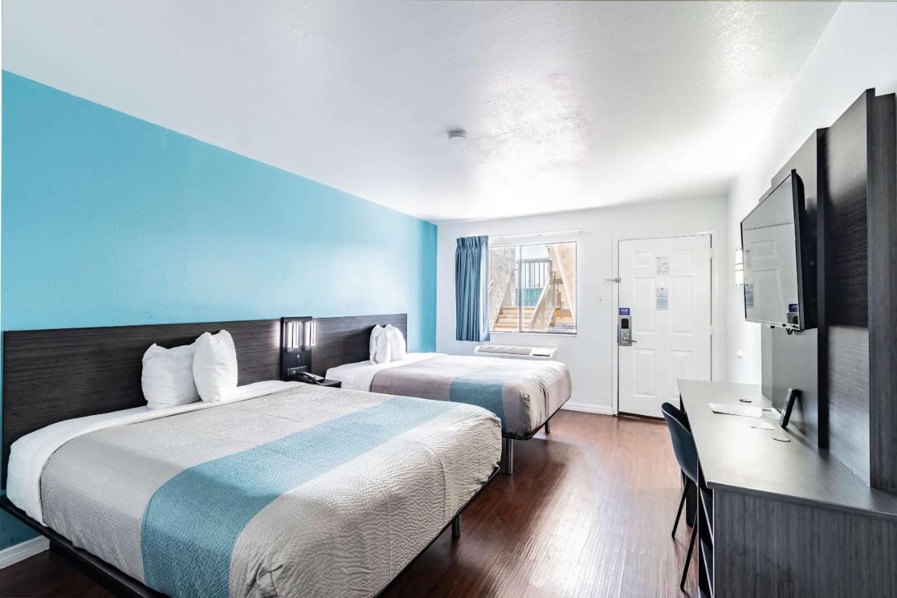 Motel 6 Tampa Near Fairgrounds - Casino โอเรียนท์พาร์ก ภายนอก รูปภาพ