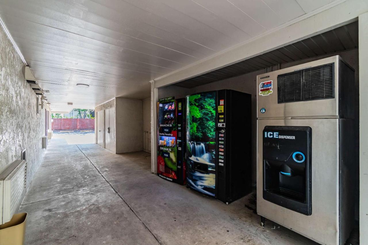 Motel 6 Tampa Near Fairgrounds - Casino โอเรียนท์พาร์ก ภายนอก รูปภาพ