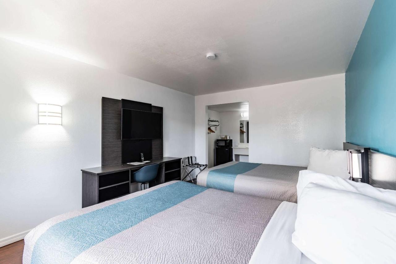Motel 6 Tampa Near Fairgrounds - Casino โอเรียนท์พาร์ก ภายนอก รูปภาพ