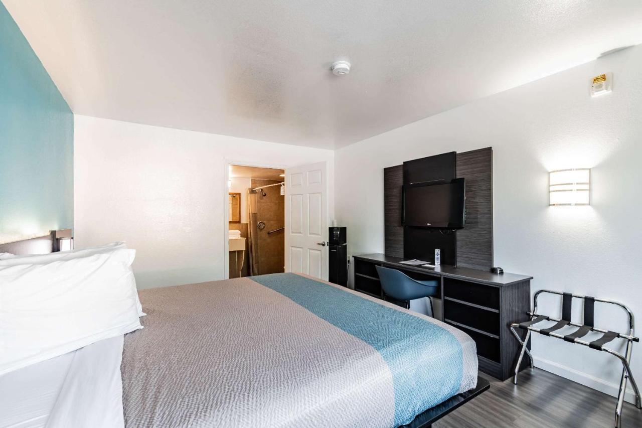 Motel 6 Tampa Near Fairgrounds - Casino โอเรียนท์พาร์ก ภายนอก รูปภาพ