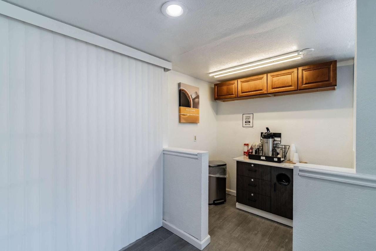 Motel 6 Tampa Near Fairgrounds - Casino โอเรียนท์พาร์ก ภายนอก รูปภาพ