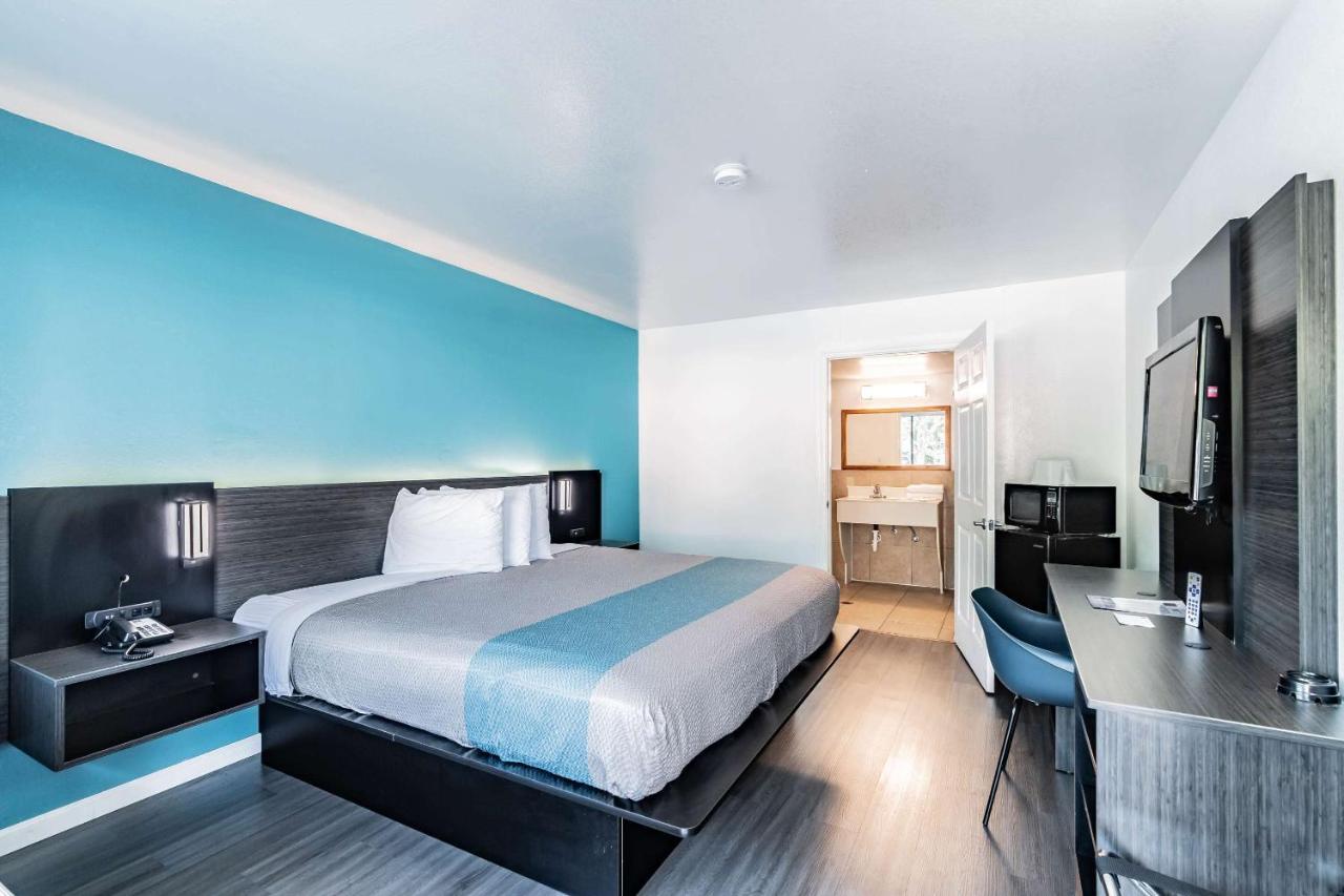 Motel 6 Tampa Near Fairgrounds - Casino โอเรียนท์พาร์ก ภายนอก รูปภาพ