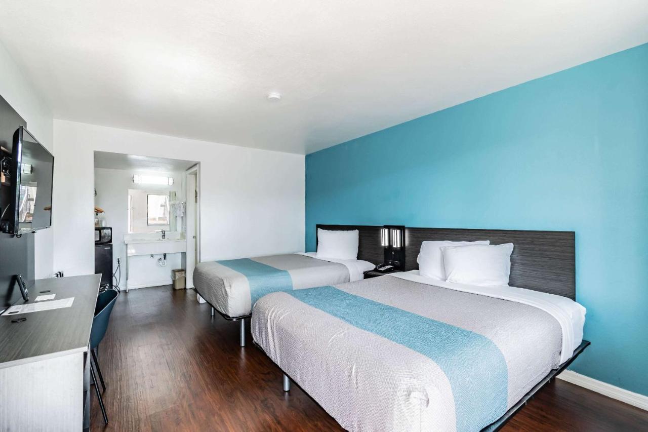 Motel 6 Tampa Near Fairgrounds - Casino โอเรียนท์พาร์ก ภายนอก รูปภาพ
