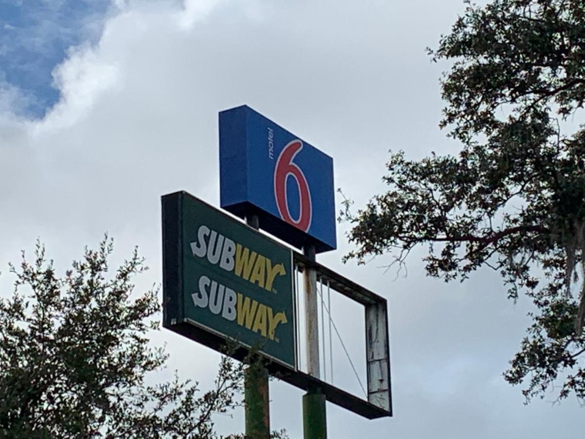 Motel 6 Tampa Near Fairgrounds - Casino โอเรียนท์พาร์ก ภายนอก รูปภาพ